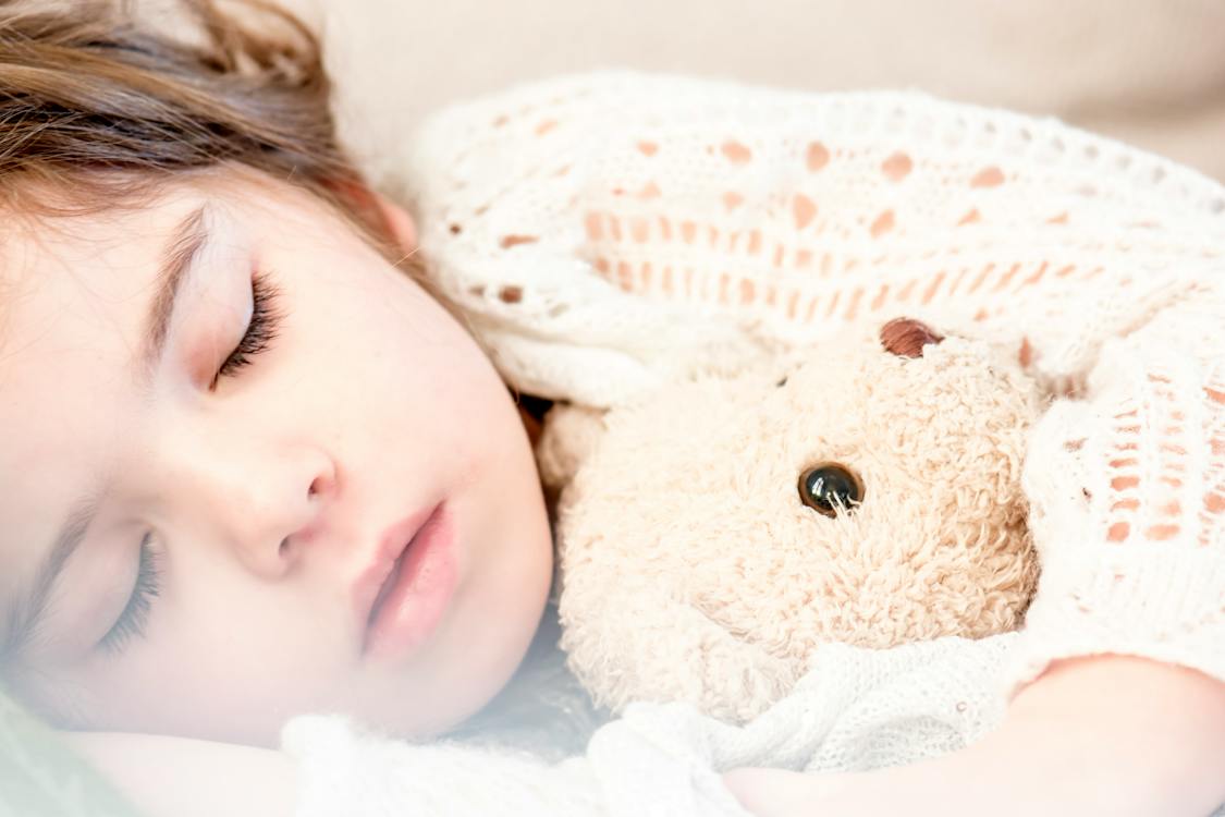 EnfantEndormi Enfant endormi avec son doudou